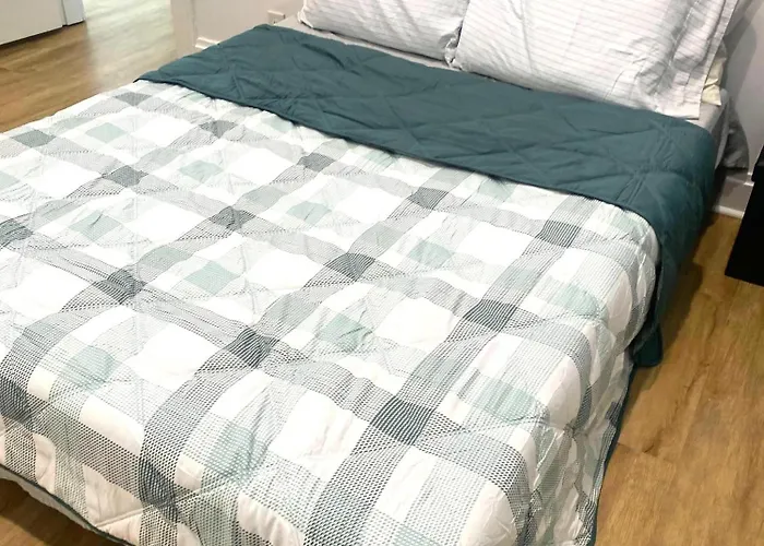 Downtown Retreat - Cozy First Floor Apartment *