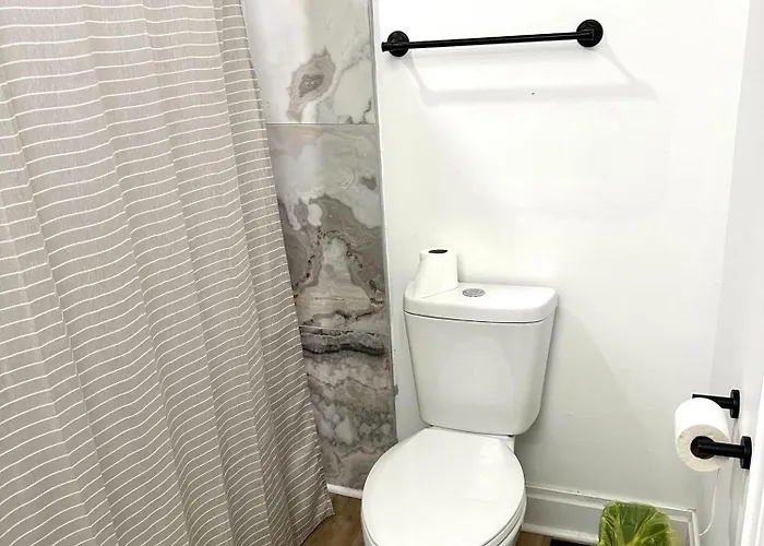 Downtown Retreat - Cozy First Floor Apartment Columbus
