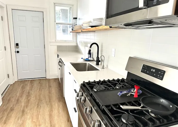 Downtown Retreat - Cozy First Floor Apartment *