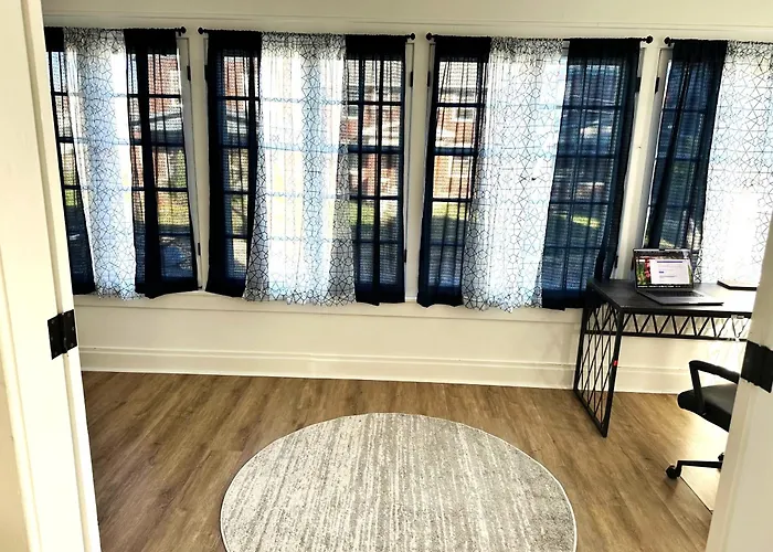 Downtown Retreat - Cozy First Floor Apartment Columbus