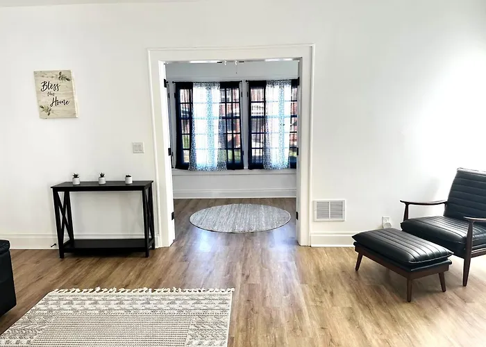 Downtown Retreat - Cozy First Floor *