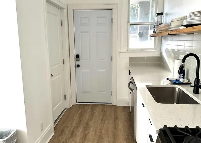 Apartment Downtown Retreat - Cozy First Floor *