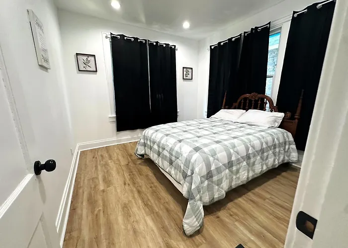 Downtown Retreat - Cozy First Floor Apartment *